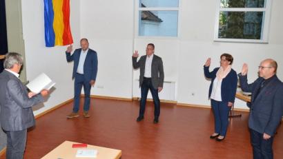 Bild: fjo
Bürgermeister Reiner Gäbl vereidigt die neuen Markträte Thomas Kleber, Bernd Reil, Agnes Härtl und Robert Brenner (von links).