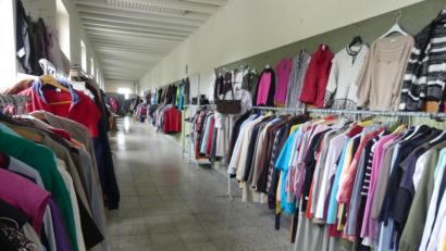 Bild: rn
Die Kleiderkammer des Arbeitskreises Asyl verfügt über ein reichhaltiges Angebot für Frauen, Männer und Kinder.