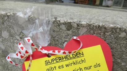 Bild: adj
Kleine nervenberuhigende Präsente erhielten die Eltern des Kindergarten Arche Noah Kontaktlos von den Erzieherinnen.
