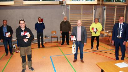 Bild: sm
Bürgermeister Ernst Schicketanz (rechts) verabschiedete die ausgeschiedenen Gemeinderatsmitglieder (von links) Holger Buscholl, Jürgen Füssl, Peter Schramek, Karlheinz Krall, Thomas Zahner und Rudi Enzmann.