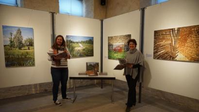 Bild: eib
Nach 8 Wochen geschlossener Tür soll eine Fotoausstellung das Publikum wieder ins CeBB locken. CeBB-Leiterin Veronika Hofinger (rechts) und Mitarbeiterin Ivana Danisch präsentieren den Ausstellungskatalog