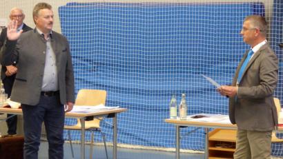 Bild: fsb
Der zweite Bürgermeister Tobias Forster (links) legt den Eid ab.