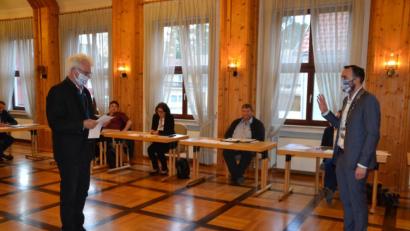 Bild: gi
Bürgermeister Armin Bulenda (rechts) legt gegenüber dem ältesten Marktratsmitglied Erhard Scheuerer (links) den Amtseid ab.