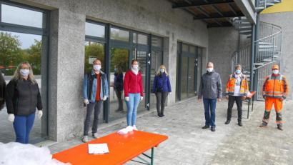 Bild: njn
Am Mittwochabend verteilte die Stadt letztmals Schutzmasken. Bei Bedarf können künftig welche im Rathaus direkt geordert werden. Auf dem Bild die Mitarbeiter der Stadtverwaltung und des städtische Bauhofs mit Bürgermeister Johannes Reger (Dritter von rechts).