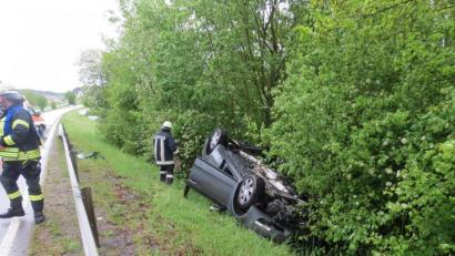 Bild: Polizei Sulzbach-Rosenberg/exb
Ein junger Autofahrer ist am Montag auf der B14 bei Gebenbach im Gebüsch gelandet.