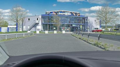 Bild: tr
Kinospaß durch die Autoscheiben: Ab Freitag startet auf dem Parkplatz vor dem Cineplanet (im Hintergrund) das Autokino. Die Leinwand wird Richtung Tirschenreuth aufgestellt.