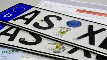 Bild: Petra Hartl
Ein Saisonkennzeichen für Autos oder Roller ist derzeit in den Zulassungsstellen nur mit Terminvereinbarung erhältlich.