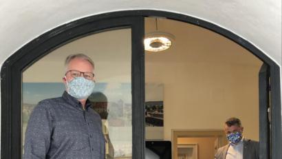 Bild: Ulrike Meixner
Erster Bürgermeister Martin Birner (rechts) und Geschäftsleiter Georg Keil öffnen das Neunburger Rathauses wieder schrittweise.