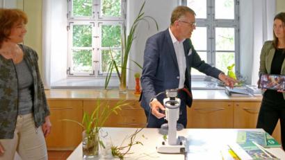 Bild: tr
Erika Rahm (links) und Stefanie Süß stellten Bürgermeister Franz Stahl das neue Pädagogik-Projekt inklusive Hochleistungsmikroskop vor.