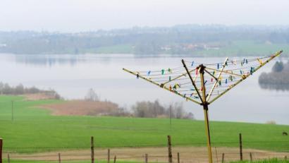 Symbolbild: Marc Müller/dpa
Eine leere Wäschespinne fand ein Ehepaar vor, obwohl es einige Stunden vorher Wäsche zum Trocknen aufgehängt hatte.