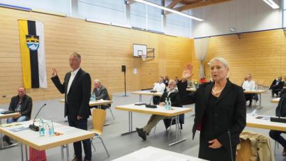 Bild: bl
Gabriele Wittleben (rechts) und Karlheinz Dausch (stehend) wurden bei der konstituierenden Sitzung des Schwarzenfelder Marktrats als Stellvertreter des Bürgermeisters vereidigt.