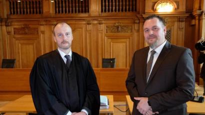 Bild: Sebastian Willnow
Der Oberpfälzer Polizist Jürgen Prichta (rechts) mit seinem Rechtsanwalt Christian Jäckle