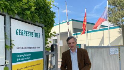 Bild: Völkl
Vor dem Firmengelände darf die Mund-Nasen-Maske abgenommen werden. Im Werk ist sie Pflicht.