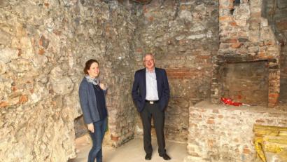 Bild: njn
Von der „Alten Schmiede“ bleibt nach der Sanierung die alte Esse erhalten, in der der Banrucker-Schmied sein Eisen heiß hielt. Ein Bild von den Umbauarbeiten machten sich (von links) Museumsleiterin Kerstin Pöllath und Bürgermeister Johannes Reger.