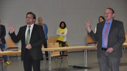 Bild: ak
Rudolf Heier (rechts) bleibt Zweiter Bürgermeister der Gemeinde Speichersdorf. Mit ihm legte der neue Dritte Bürgermeister Franc Dierl (links) den Amtseid ab.