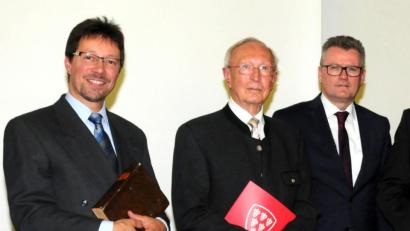 Bild: Joachim Gebhardt
Im November 2016 verlieh die Stadt Sulzbach-Rosenberg an Armin Binder (Mitte) die Bürgermedaille. Zu den ersten Gratulanten gehörten Stadtheimatpfleger Dr. Markus Lommer (links) und Bürgermeister Michael Göth.