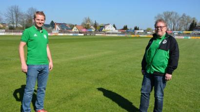 Bild: jr
Die geplanten Veranstaltungen zum 25-jährigen Bestehen des Fördervereins des SV Mitterteich müssen wegen der Coronakrise ausfallen, doch Vorsitzender Florian Greim (links) hat bereits neue Aktionen und für nächstes Jahr ein Benefizturnier mit Gartenfest angekündigt. Darüber freut sich auch Gerhard Greim (rechts), stellvertretender Vorsitzender des SV Mitterteich.