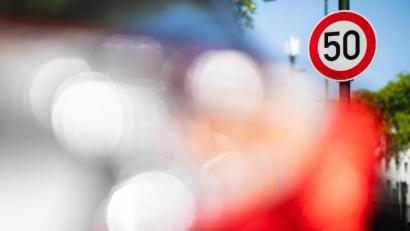 Bild: Marcel Kusch
Bundesverkehrsminister Andreas Scheuer (CSU) will verschärfte Regelungen zu Fahrverboten bei zu schnellem Fahren zurücknehmen.