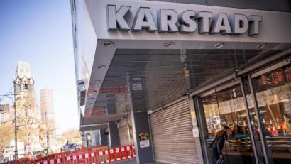 Bild: Michael Kappeler/dpa
Die Warenhauskette Galeria Karstadt Kaufhof will offenbar fast der Hälfte ihrer 170 Filialen schließen.