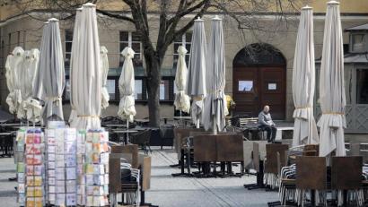 Bild: Wolfgang Steinbacher
Noch ist die Außenbestuhlung der Cafés und Eisdielen am Amberger Marktplatz verweist. Ab Montag dürfte hier wieder Betrieb herrschen - wenn auch unter Auflagen.