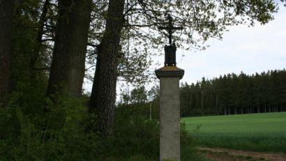 Bild: gpa
An dem vom Katholischen Männerverein freigelegten Gedenkstein betete im Kriegswinter 1942/43 knieend ein geflohener polnischer Gefangener, als ihn ein Polizist mit einem Genickschuss ermordete. Für „Gottes Lohn“ wird dieses Marterl von einer Frau seit 18 Jahren gepflegt.