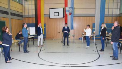 Bild: fz
Als neue Gemeinderäte werden Petra Beierl, Dieter Weck, Georg Hartinger (von links), Christian Koller, Sonja Bodensteiner und Birgit Krug (von rechts) von Bürgermeister Markus Ziegler (Mitte) vereidigt.