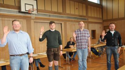 Bild: frd
Die vier neu gewählten Gemeinderatsmitglieder (vorne von links) Sebastian Lobinger, David Niederalt, Michael Rückl und Martin Salomon werden vereidigt.