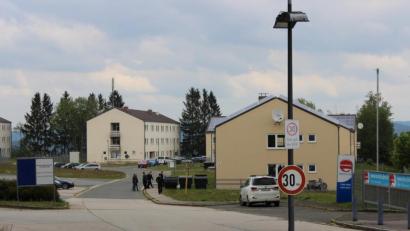 Bild: pko
Zwei Bewohner eines Hauses der Asylbewerber-Unterkunft auf dem ehemaligen Kasernengelände wurden positiv auf Corona getestet. Ein Asylbewerber befindet sich deswegen in stationärer Behandlung.