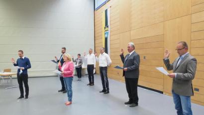 Bild: bl
Kilian Mauderer, Wolfgang Prebeck, Gabriele Beck, Susanne Lindner, Martin Bauer, Wolfgang Bäuml, Georg Greger und Markus Dorschner (von links) wurden als neue Markträte vereidigt