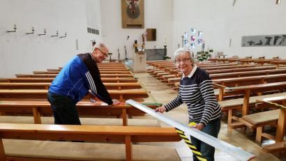 Bild: hai
Das Mesnerehepaar Annemarie und Manfred Fischer maß die Abstände zwischen den Plätzen aus, auf denen die Gottesdienstbesucher sitzen dürfen.