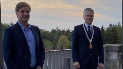 Bild: Eichl
Die Entscheidung, ob von Florian Plödt (links) zum Jugendbeauftragten gewählt wird, ist auf Vorschlag von Bürgermeister Thomas Meiler (rechts) vertagt. Grund sind kontroverse Diskussionen im Gemeinderat.