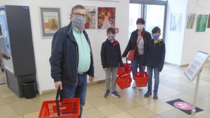 Bild: fsb
Vorbildlich ausgestattet sind die Besucher der Regionalbibliothek mit Mund-Nasen-Schutz und Bücherkorb.