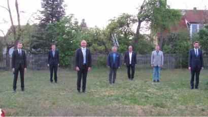 Bild: sei
Die neuen Markträte Johannes Wittmann, Philipp Fuhrmann ( beide CSU, von links) sowie Stephan Oetzinger (CSU, rechts), Stefan Lippik (FWG, Zweiter von rechts) Hermann Schröder (AfD, Dritter von rechts) und Herbert Steiner (FWG, Mitte).
