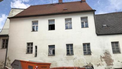 Bild: exb
Im Anwesen Brauhausstraße 2 (hier von der Mühlbachgasse aus gesehen) entstehen sechs moderne Wohnungen.