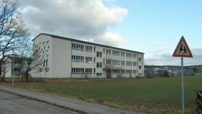 Bild: Portner
Auf der Wiese neben der Grundschule in Diendorf stellt die Stadt 36 Module auf, um ab September Krippen- und Kindergartenkinder übergangsweise betreuen zu können. Der Neubau des städtischen Kindergartens ist an der Otto-Hahn-Straße (Fläche hinter der Grundschule, im Anschluss an den Sportplatz) geplant.