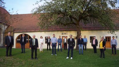 Bild: bkr
Dem neuen Gemeinderat gehören (von links) Albert Sollfrank, Hans-Gerd Reindl, Bürgermeister Günter Kopp, Sybille Bayer, Josef Popp, Tobias Schroll, Jürgen Christl, Josef Scherm, Gerd Schönfelder, Manuel Griener, Otto Schroll, Harald Tretter, Bianca Greger, Josef Gößner und Stefan Vetter an.