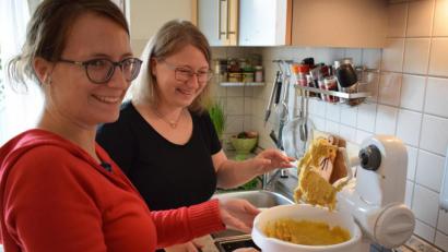 Bild: olr
Backen noch vor der Coronakrise: Lena und Elisabeth begutachten den Teig.