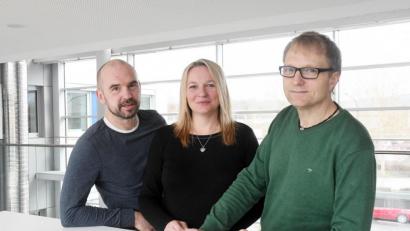 Bild: Gabi Schönberger
Ein Foto aus Zeiten vor der der Corona-Pandemie: Jörg Rothballer, Inge und Andreas Schulz (von links) wünschen sich, dass Parkinson in der Gesellschaft bekannter wird.