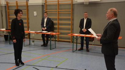 Bild: jr
Als neue Markträtin wurde die frühere CSU-Kreisrätin Inge Härtl von Bürgermeister Max Bindl vereidigt.