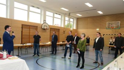 Bild: bey
Bürgermeister Sebastian Hartl (links) vereidigt die neuen Marktgemeinderatsmitglieder Maximilian Hotek, Georg Schärtl, Christopher Mayer, Reinhard Püttner, Julia Bayer, Benedikt Lindner und Günther Weiß.