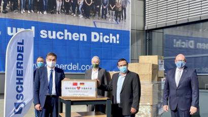Bild: exb
Bei der Übergabe der Masken am Scherdel-Ausbildungszentrum SCHATZ in Marktredwitz (von links): Florian Gelius, Betriebsrat und Mitglied der Corona Task Force bei Scherdel, Landrat Peter Berek, Landrat a. D. Dr. Karl Döhler, Marcus Bach, Geschäftsführer der Scherdel-Gruppe sowie Oberbürgermeister Oliver Weigel.