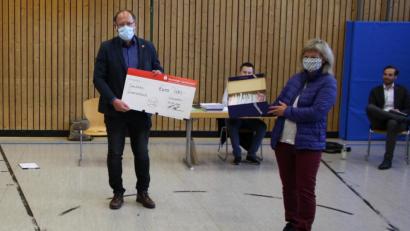 Bild: bjp
In unermüdlicher Arbeit behebt der Schwarzenbacher Handarbeitskreis den Maskennotstand. Als Zeichen des Dankes übergibt Bürgermeister Thorsten Hallmann eine 500-Euro-Spende aus einer Zuwendung des Sozialministeriums an die Sprecherin der Gruppe, Ingrid Schmidt (stehend, rechts).