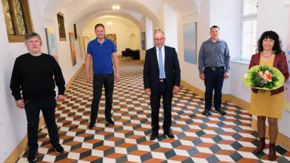 Bild: do
Bürgermeister Albert Nickl (Bildmitte) vereidigt in der konstituierenden Sitzung des Gemeinderates vier neue Mitglieder. Im Bild (von links) Martin Rodler, Benjamin Roder, Johann Meyer und Gabi Scherl. Das einzige weibliche Ratsmitglied begrüßt Nickl mit einem bunten Frühlingsstrauß