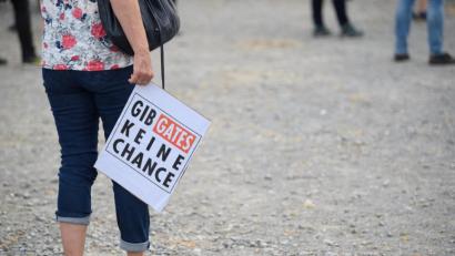 Bild: Sebastian Gollnow/dpa
Bundesweit demonstrierten Menschen gegen die Corona-Beschränkungen und für Grundrechte wie Versammlungsfreiheit und Glaubensfreiheit. Kritiker befürchten eine Vereinnahmung der Proteste durch Verschwörungstheoretiker und Rechtspopulisten.
