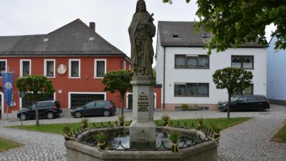 Bild: jr
Seit 55 Jahren steht am Therese-Neumann-Platz der Theresienbrunnen, der an die französische Heilige Therese von Lisieux erinnert. Am Tag der Heiligsprechung vor 95 Jahren war Therese Neumann von ihrer Lähmung geheilt worden.