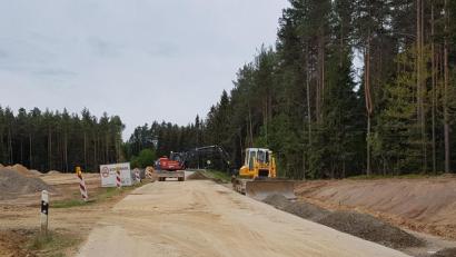Bild: gi
Das Abbiegen von der Staatsstraße von Moosbach nach Pleystein in das neue Gewerbegebiet Moosbach „Hammermühle“ soll durch eine Linksabbiegespur gesichert werden. Die Firma Scharnagl, Weiden führt derzeit die notwendigen Arbeiten durch.