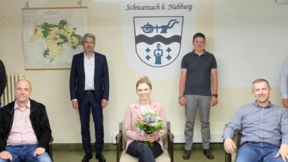 Bild: ohr
Umbruch beim Gemeinderat Schwarzach: Sieben neue Mitglieder (von links) sprachen die Eidesformel: Manuel Fleischmann. Markus Held, Martin Hösl, Franziska Wegerer, Andreas Süß, Michael Wilfahrt und Gerhard Ebensberger.