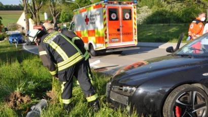 Bild: dob
Die Straßenlaterne wurde bei dem Unfall regelrecht aus der Verankerung gerissen und knallte auf die Fahrbahn.
