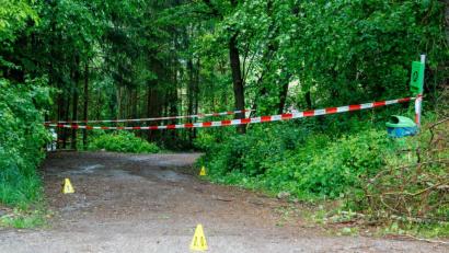 Bild: Hösamer
Die Polizei sperrte den Tatort am Mittwoch ab, Schilder markieren mögliche Spuren des Verbrechens.