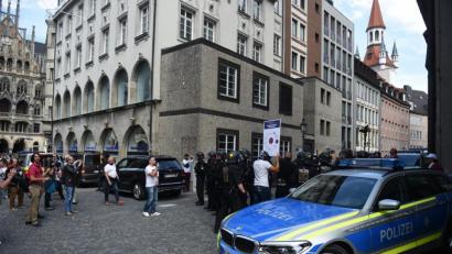 Bild: Felix Hörhager
Ein Polizeiwagen steht am Rande einer Demonstration auf dem Marienplatz. Foto: Felix Hörhager/dpa/Archivbild